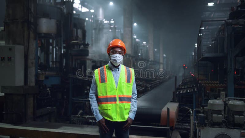 Supervizor mascat care privește camera foto la fabrica de producere a energiei digitale. royalty free stock photography