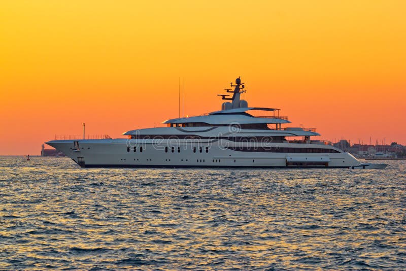 Sports cars parked next to yachts in the Luxury marina of Puerto banus,  Marbella, Spain Stock Photo - Alamy