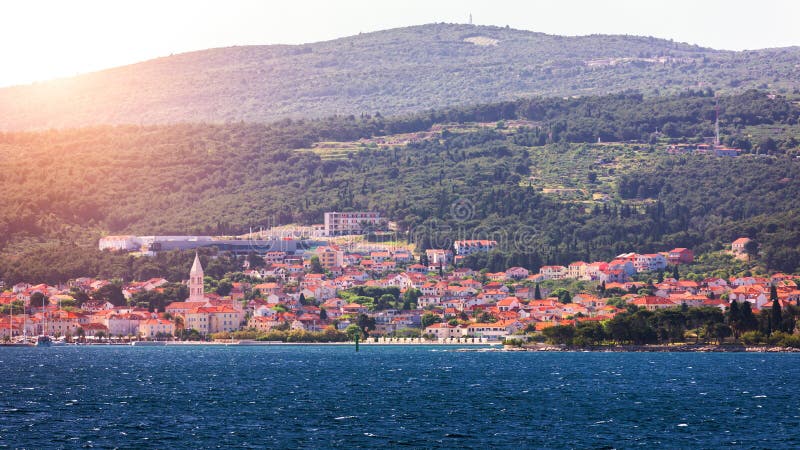 Supetar miasto w Brac wyspie, Chorwacja Widok od morza Malowniczy sceniczny widok na Supetar na Brac wyspie, Chorwacja panoramicz zdjęcie stock Supetar miasto w Brac wyspie, Chorwacja Widok od morza Malowniczy sceniczny widok na Supetar na Brac wyspie, Chorwacja panoramicz zdjęcie stock