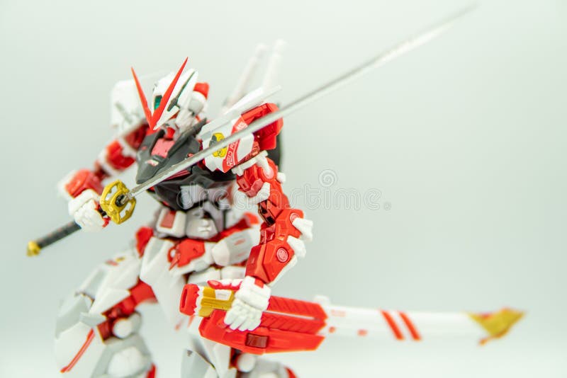 SUPHANBURI, TAILÂNDIA - 9 de junho de 2019: Modelo vermelho perdido da construção do metal do quadro de Gundam da lâmina do close imagem de stock SUPHANBURI, TAILÂNDIA - 9 de junho de 2019: Modelo vermelho perdido da construção do metal do quadro de Gundam da lâmina do close imagem de stock