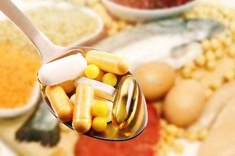 Suplementos dietéticos no fundo do alimento da proteína imagens de stock royalty free Suplementos dietéticos no fundo do alimento da proteína imagens de stock royalty free