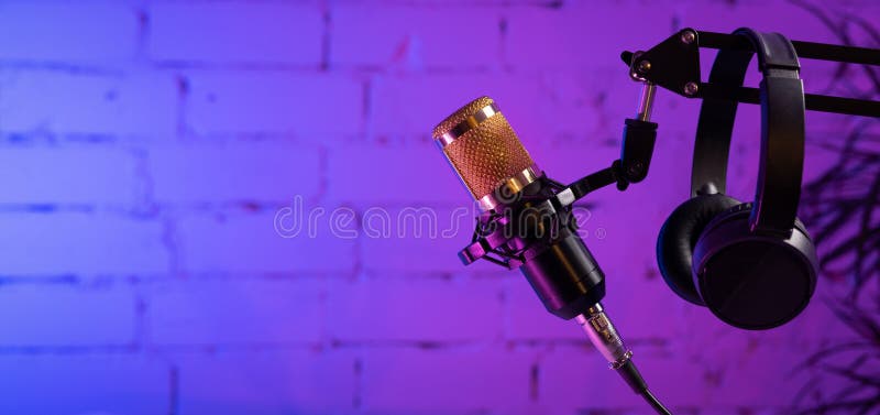 Suport cu microfon și căști de protecție pe fundalul peretelui din cărămidă. concept online de radio și podcasting. înregistrare s stock photo