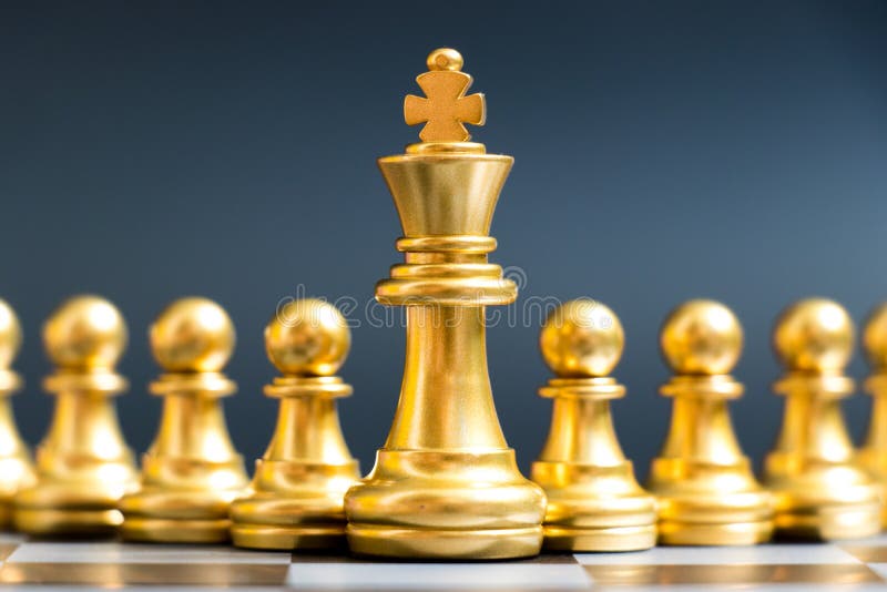 Mão usando um xadrez rei cor ouro é matar um xadrez rei cor prata.