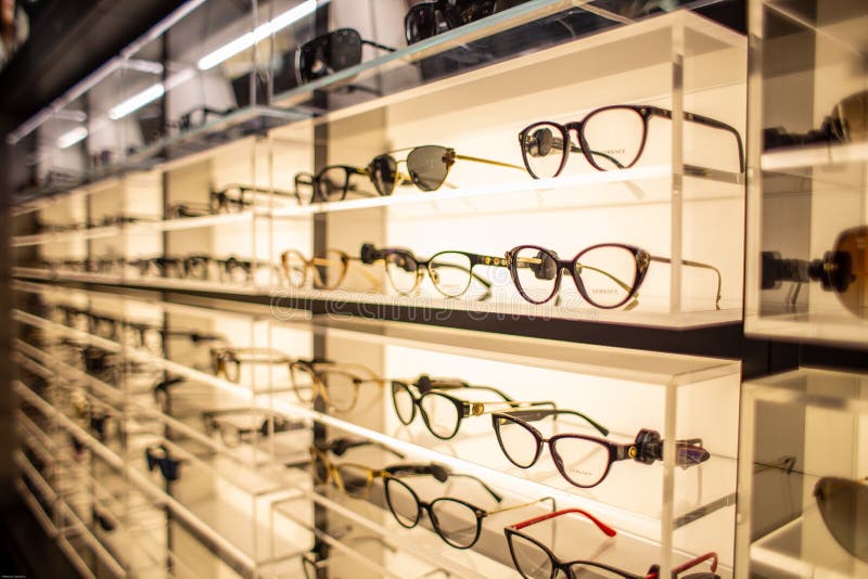 Suporte de exposição do Eyewear completamente de vidros luxuosos em Cagliari, Sardegna em novembro de 2018 imagens de stock royalty free Suporte de exposição do Eyewear completamente de vidros luxuosos em Cagliari, Sardegna em novembro de 2018 imagens de stock royalty free