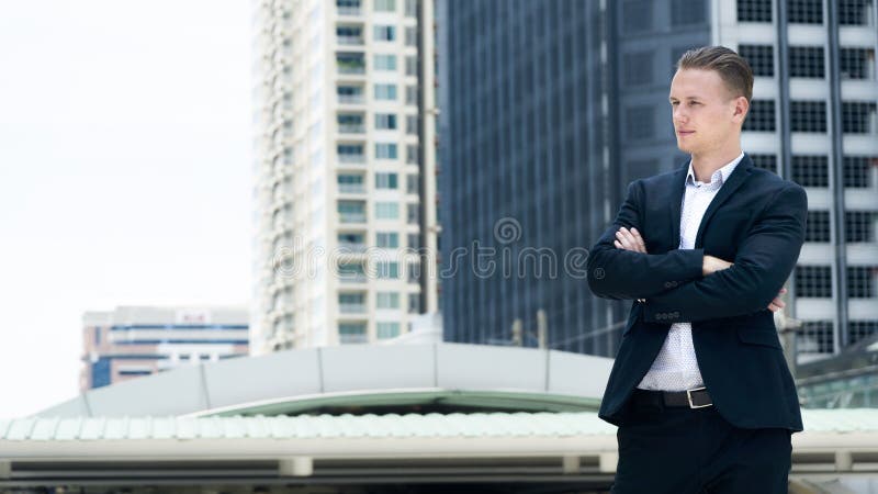 suporte seguro do homem do negócio esperto no espaço público exterior imagem de stock suporte seguro do homem do negócio esperto no espaço público exterior imagem de stock