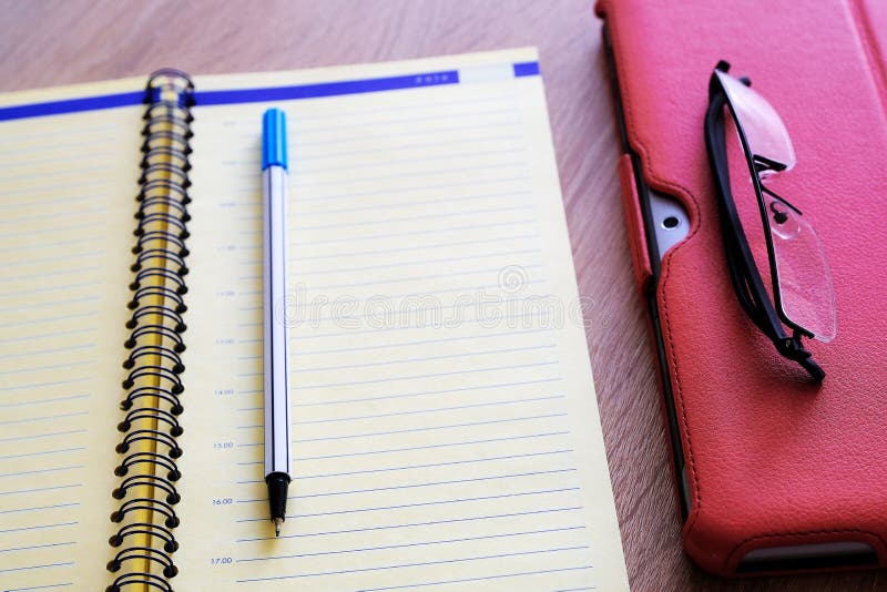 Suporte vermelho da caixa do tablet pc para a tabuleta um grande acessório Um caderno detalhado e vidros Para o trabalho fotos de stock Suporte vermelho da caixa do tablet pc para a tabuleta um grande acessório Um caderno detalhado e vidros Para o trabalho fotos de stock