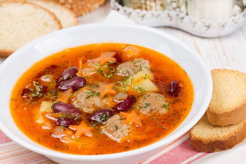 Suppe mit Fleischklöschen und roten Bohnen lizenzfreie stockfotos Suppe mit Fleischklöschen und roten Bohnen lizenzfreie stockfotos