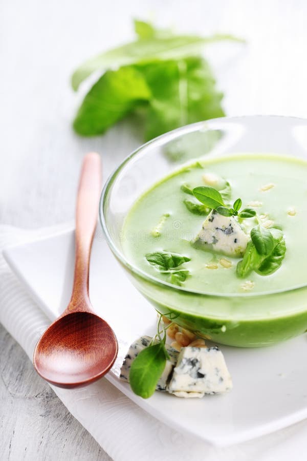 Suppe Mit Spinat Und Gorgonzola Stockfoto - Bild von teil, sahne: 15104998