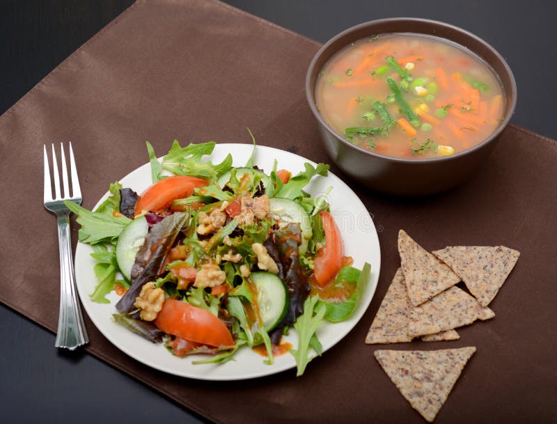 Suppe, Salat Und Chips Für Das Mittagessen Stockbild - Bild von salat ...