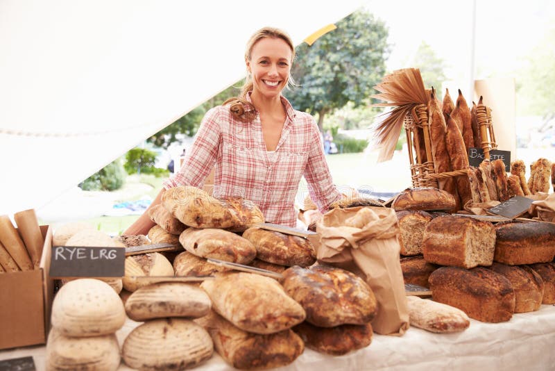 Support femelle de stalle de boulangerie au marché de nourriture fraîche d'agriculteurs photographie stock libre de droits Support femelle de stalle de boulangerie au marché de nourriture fraîche d'agriculteurs photographie stock libre de droits