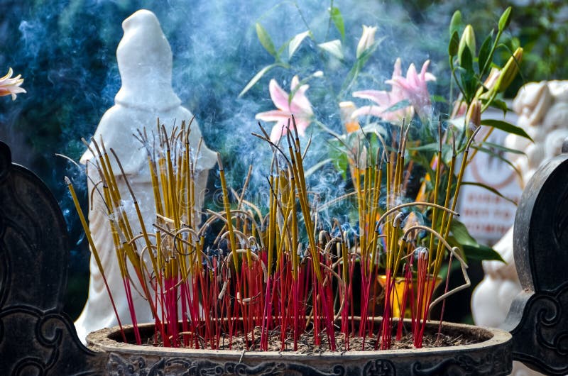 Sentire Odore Di Incenso Significato Spirituale Supporto Del Bastone Di Incenso in Tempio Nel Vietnam Immagine Stock