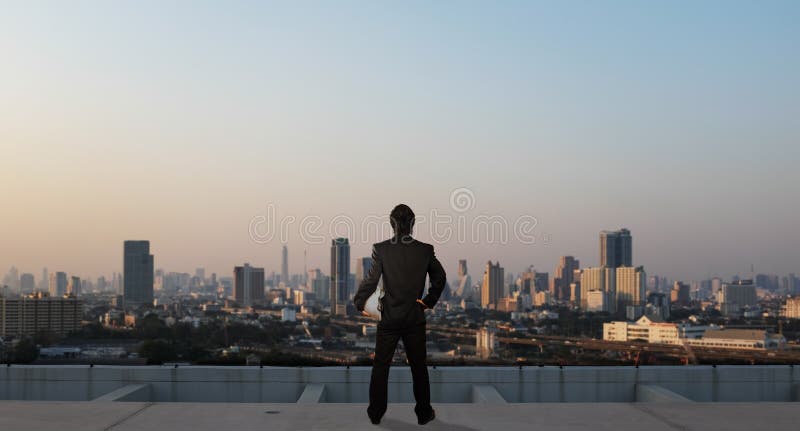 Supporto dell'uomo d'affari sulla cima del tetto di skyscrabber, concetto di affari fotografia stock libera da diritti Supporto dell'uomo d'affari sulla cima del tetto di skyscrabber, concetto di affari fotografia stock libera da diritti