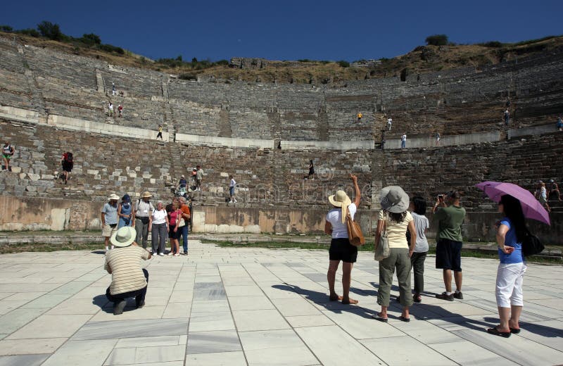 Supporto della gente alla base delle rovine romane del teatro al sito antico di Ephesus in Turchia fotografia stock