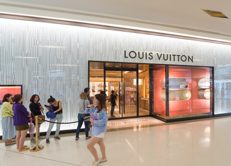 Supporto della gente in coda al deposito di Louis Vuitton fotografie stock
