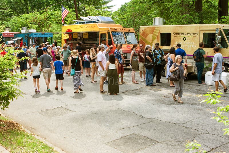 Supporto della gente nella linea ai camion dell'alimento durante il festival di Atlanta fotografia stock