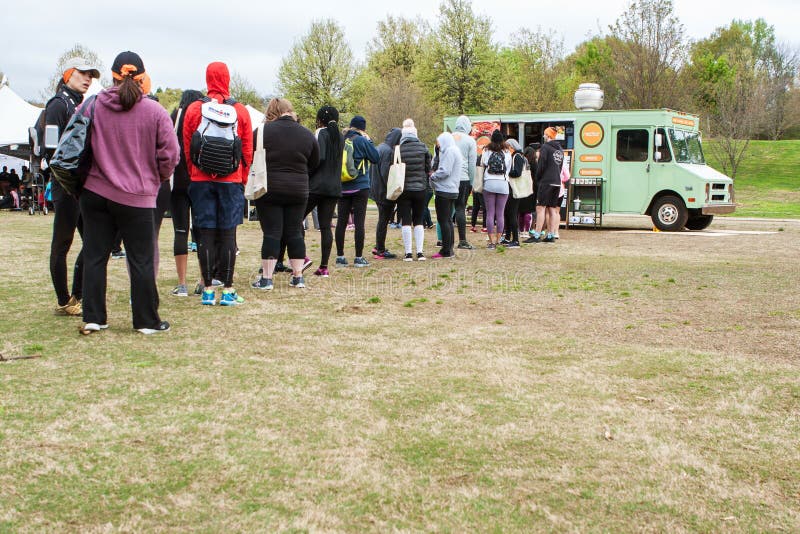 Supporto della gente nella lunga fila ad ordine dal camion dell'alimento fotografia stock libera da diritti