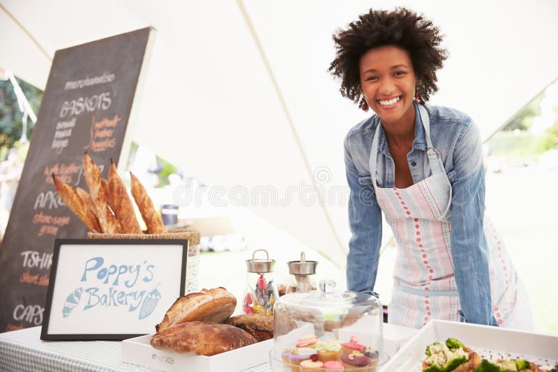 Supporto femminile della stalla del forno al mercato dell'alimento fresco degli agricoltori