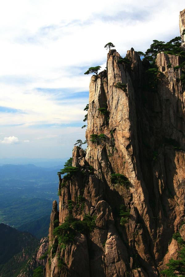 Mount Huangshan ,the peak green black, but looks out the dark green black. After Huang Di had been in the legend of Xuanyuan alchemy, it was renamed Mount Huangshan. Mount Huangshan ,the peak green black, but looks out the dark green black. After Huang Di had been in the legend of Xuanyuan alchemy, it was renamed Mount Huangshan