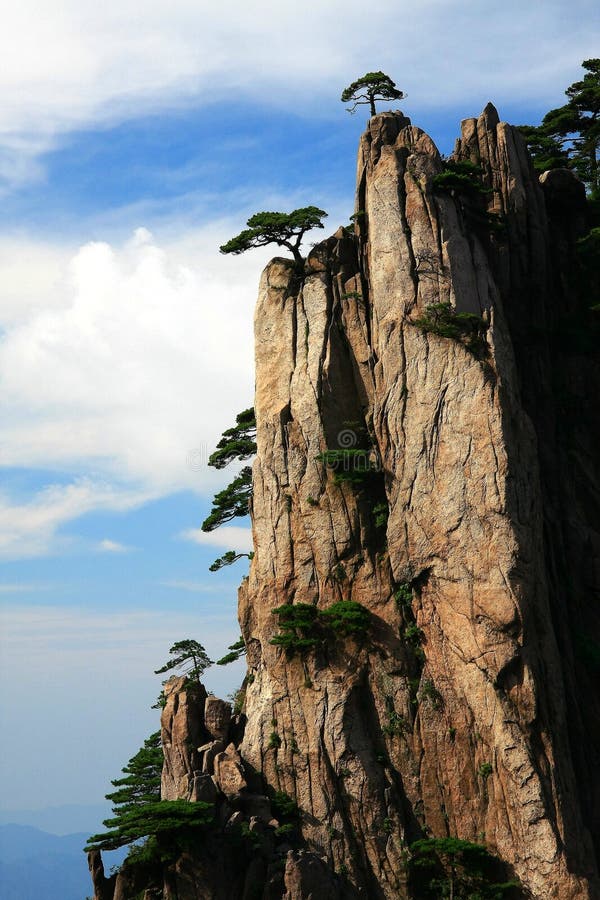 Mount Huangshan ,the peak green black, but looks out the dark green black. After Huang Di had been in the legend of Xuanyuan alchemy, it was renamed Mount Huangshan. Mount Huangshan ,the peak green black, but looks out the dark green black. After Huang Di had been in the legend of Xuanyuan alchemy, it was renamed Mount Huangshan