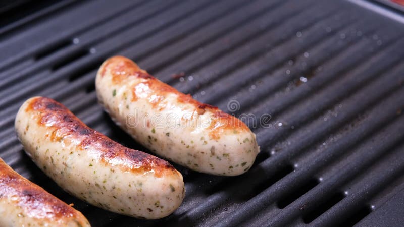 Suppression des saucisses du gril fermer 4k résolution vidéo. délicieux plat de viande grillée rôtie frite prêt pour pique-nique o clips vidéos