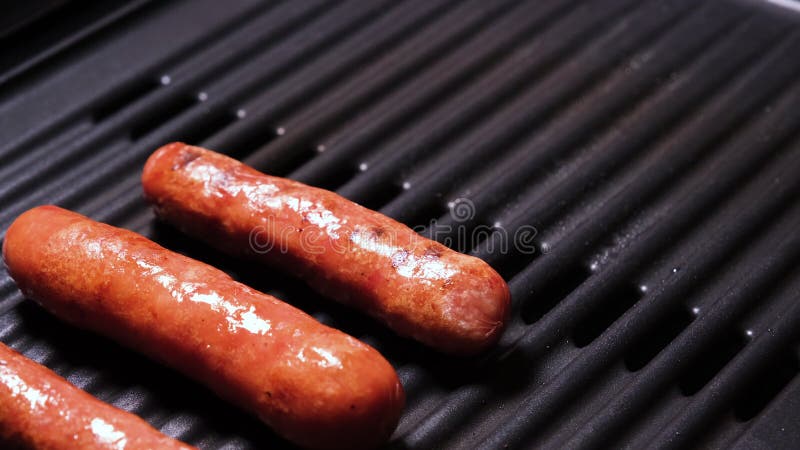 Suppression des saucisses du gril fermer 4k résolution vidéo. délicieux plat de viande grillée rôtie frite prêt pour pique-nique o banque de vidéos