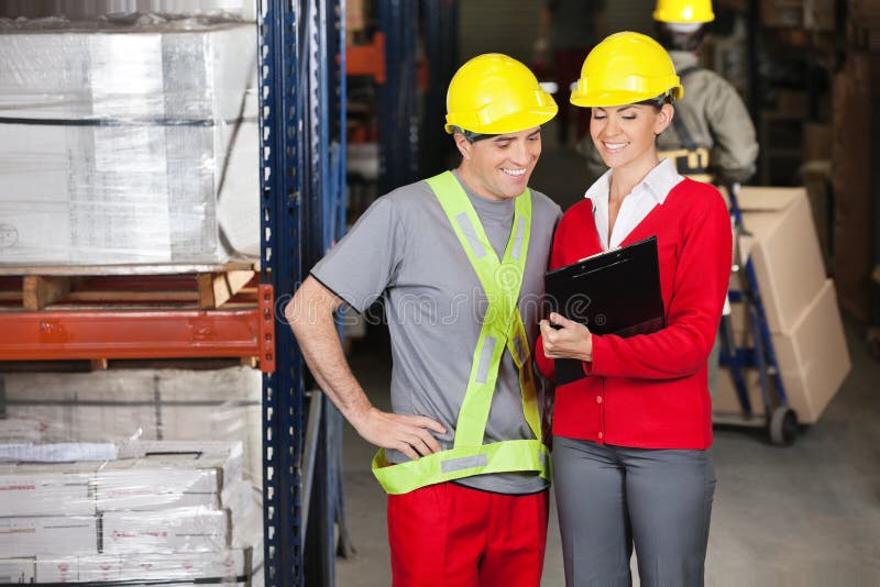 Supraveghetor fericit care arată clipboard în maistru stock photos
