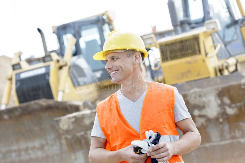 Supraveghetor fericit care se uită în altă parte la șantierul de construcții stock image