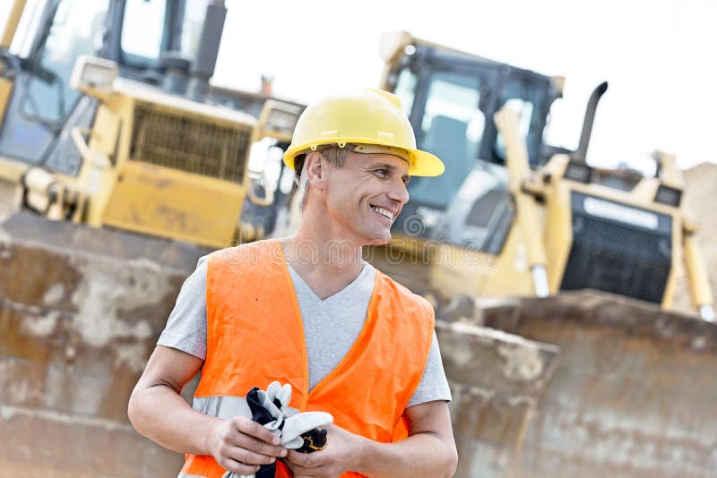 Supraveghetor fericit care se uită în altă parte la șantierul de construcții stock photography