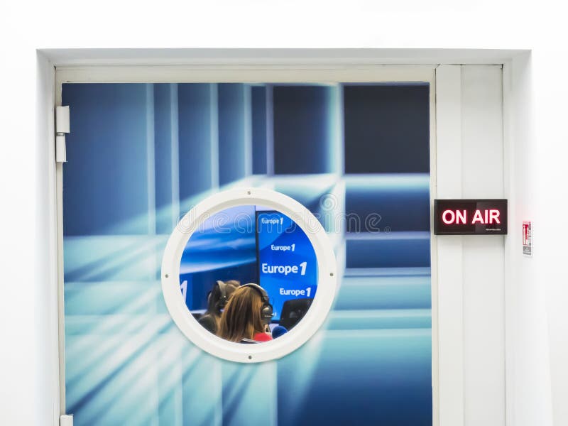 Sur la carte aérienne message est allumé sur la porte du studio d'enregistrement avec fenêtre circulaire avec logo europe 1 radio photos libres de droits