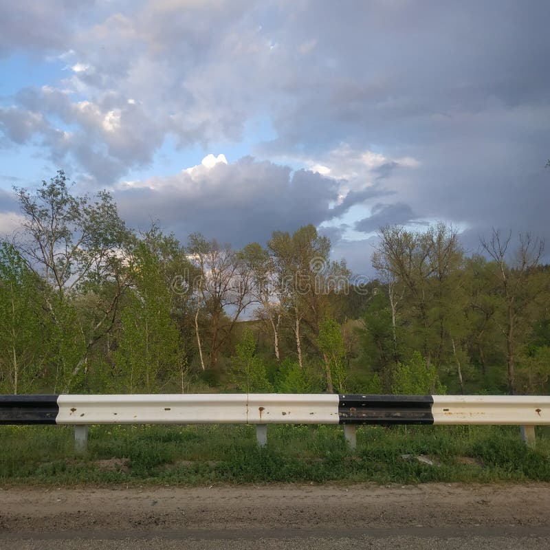 Sur la route Amortisseur du côté de la route photographie stock libre de droits Sur la route Amortisseur du côté de la route photographie stock libre de droits