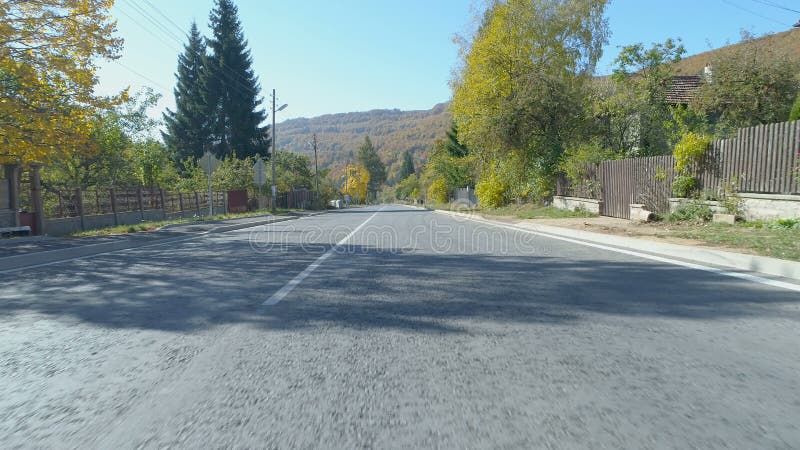 Sur la route, vue depuis le drone Route goudronnée pacifique dans le village bulgare en automne banque de vidéos