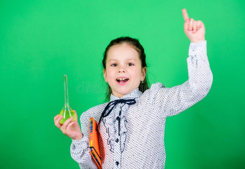 Sur le chemin ? la r?ussite Je peux vous gu?rir ?ducation et connaissance recherche de la science dans le laboratoire Petite fill images stock Sur le chemin ? la r?ussite Je peux vous gu?rir ?ducation et connaissance recherche de la science dans le laboratoire Petite fill images stock