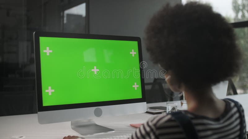 Sur le coup d'épaule d'une femme d'affaires travaillant dans l'intérieur de bureau sur le PC sur le bureau en regardant l'écran ve banque de vidéos