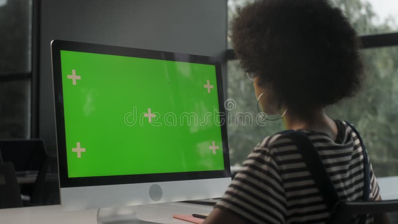 Sur le coup d'épaule d'une femme d'affaires travaillant dans l'intérieur de bureau sur le PC sur le bureau en regardant l'écran ve banque de vidéos