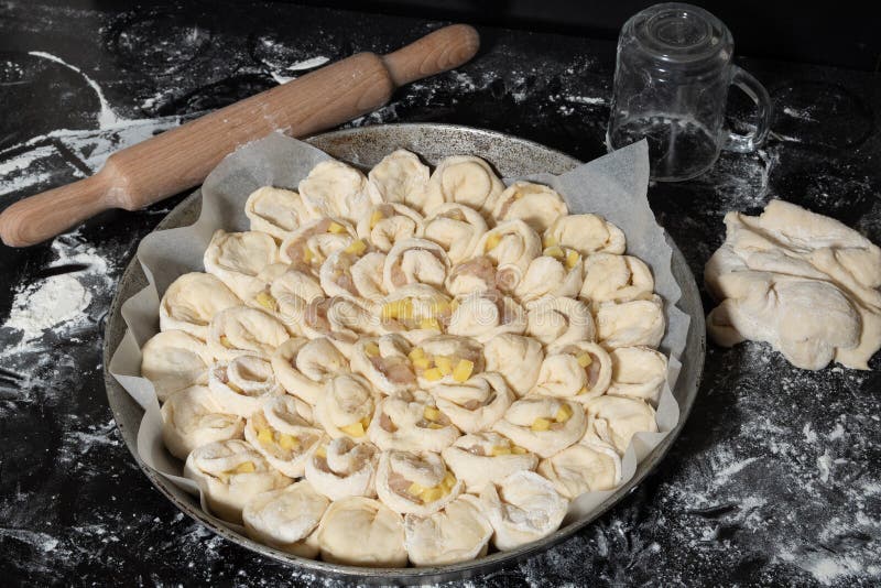 Sur les plats de table avec un beau tarte cru pour faire, fait de morceaux cuire au four de pâte avec le remplissage de poulet et images libres de droits Sur les plats de table avec un beau tarte cru pour faire, fait de morceaux cuire au four de pâte avec le remplissage de poulet et images libres de droits