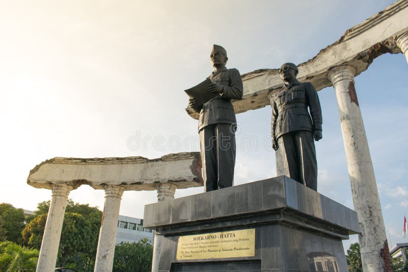 Surabaya Indonesien - Oktober 2018: monument till Sukarno, tidigare presidenten av Indonesien royaltyfri fotografi Surabaya Indonesien - Oktober 2018: monument till Sukarno, tidigare presidenten av Indonesien royaltyfri fotografi