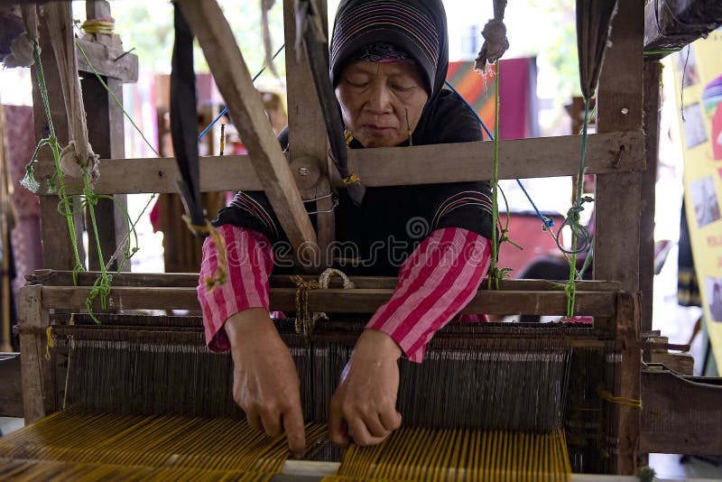Surakarta, Indonesien, 29. März 2019, Herstellung von Geweben mit traditionellen ATBM-Non-Machine-Webtools in Surakarta, Zentralj stockbild Surakarta, Indonesien, 29. März 2019, Herstellung von Geweben mit traditionellen ATBM-Non-Machine-Webtools in Surakarta, Zentralj stockbild
