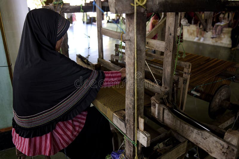 Surakarta, Indonesien, 29. März 2019, Herstellung von Geweben mit traditionellen ATBM-Non-Machine-Webtools in Surakarta, Zentralj lizenzfreies stockfoto Surakarta, Indonesien, 29. März 2019, Herstellung von Geweben mit traditionellen ATBM-Non-Machine-Webtools in Surakarta, Zentralj lizenzfreies stockfoto