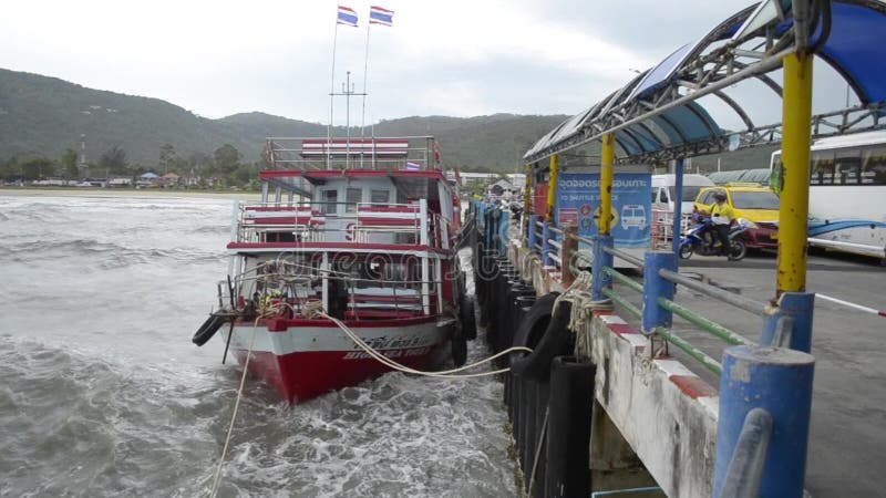 Suratthani Thailand - Augusti 02, 2019: Passagerarefartyg som ostadig flöte med starka vågor på Nathon färjaport