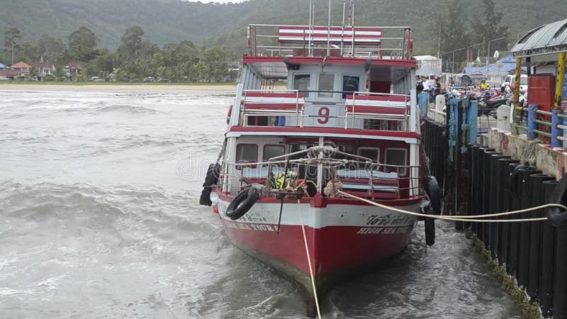 Suratthani Thailand - Augusti 02, 2019: Passagerarefartyg som ostadig flöte med starka vågor på Nathon färjaport