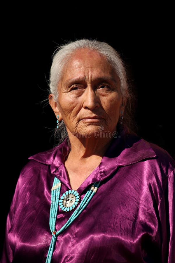 Sureau de Navajo s'usant le bijou traditionnel fabriqué à la main