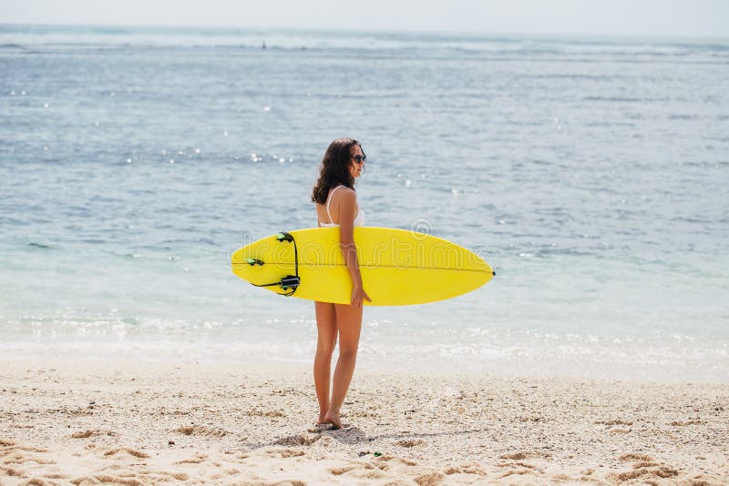 Surf di camminata praticante il surfing della tenuta della ragazza della donna del surfista Concetto di viaggio di vacanze estive immagine stock Surf di camminata praticante il surfing della tenuta della ragazza della donna del surfista Concetto di viaggio di vacanze estive immagine stock