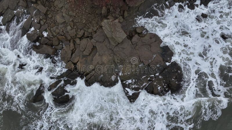 Surf océanique lent sur les rochers côtiers banque de vidéos
