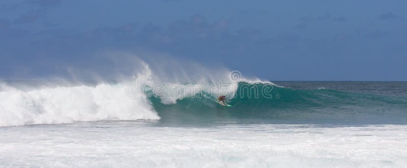 Surfando uma onda grande imagem de stock royalty free Surfando uma onda grande imagem de stock royalty free