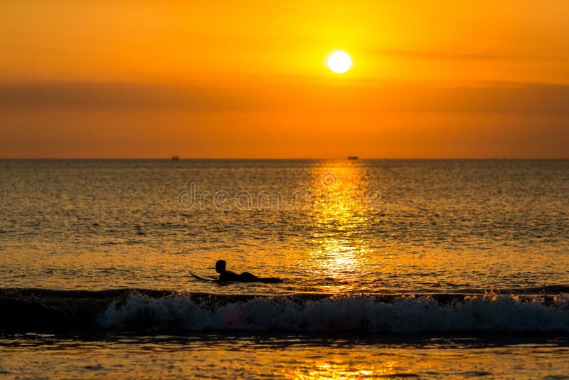 Surfar no por do sol foto de stock royalty free Surfar no por do sol foto de stock royalty free