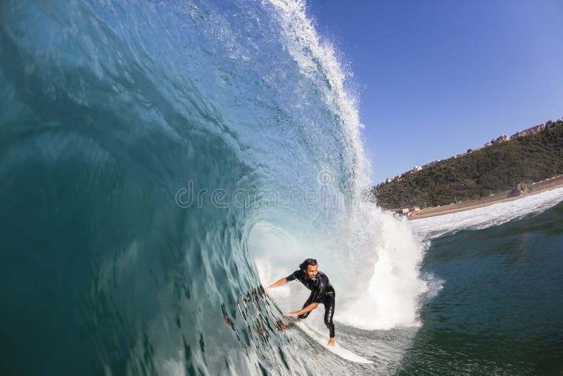 Surfare som surfar inom våg