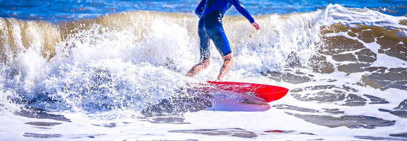 Surfarekille på en våg för surfingbrädaridninghav