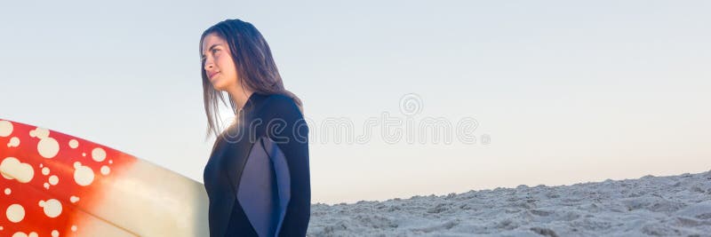Surfarekvinna som ser till vänstert mot den sommarhimmel och stranden royaltyfri bild Surfarekvinna som ser till vänstert mot den sommarhimmel och stranden royaltyfri bild