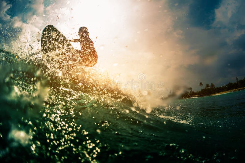 Surfaren rider vågen