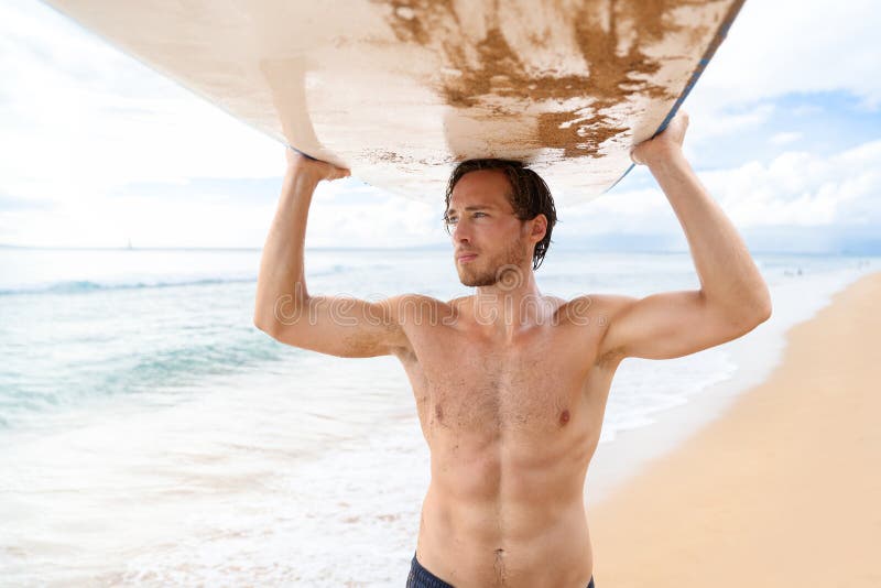 Surfboard нося красивого сексуального человека серфера